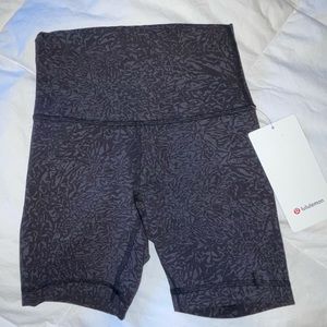 Lululemon BRAND NEW athletic shorts 6”. SIZE 2. Black/Gray